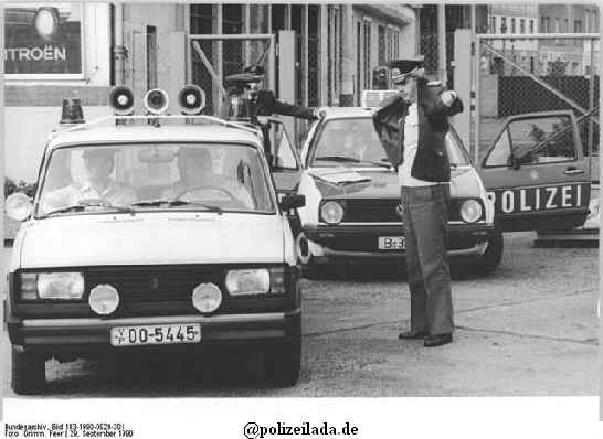 a_183-1990-0929-301__Berlin__Polizeiautos_Lada_und_VW_Golf