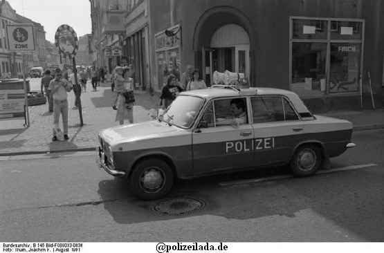a_Bild-F089033-0036__Bernburg__Polizeiauto_im_Stadtzentrum